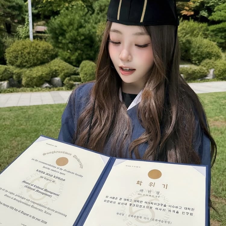 남친은 폭력 논란으로 사과했는데…9살 어린 곽민경, 해맑게 성대 대학원 졸업식 자랑