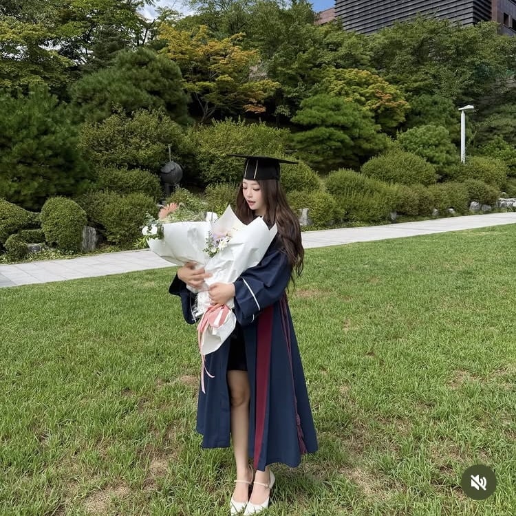 남친은 폭력 논란으로 사과했는데…9살 어린 곽민경, 해맑게 성대 대학원 졸업식 자랑