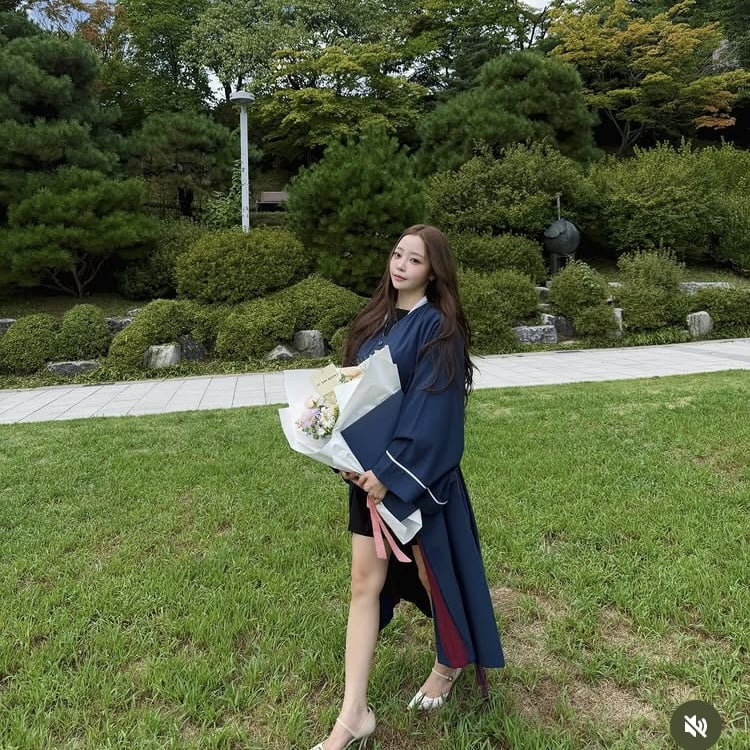 남친은 폭력 논란으로 사과했는데…9살 어린 곽민경, 해맑게 성대 대학원 졸업식 자랑