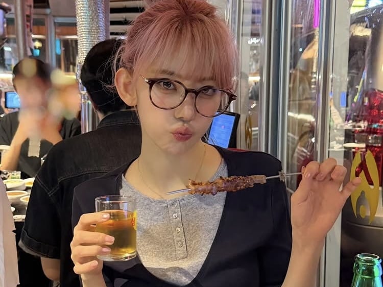 사쿠라, 맥주를 그렇게 마시는데 뼈말라…한손엔 양꼬치 들고 오물오물