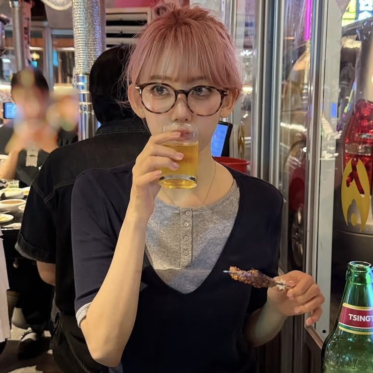 사쿠라, 맥주를 그렇게 마시는데 뼈말라…한손엔 양꼬치 들고 오물오물