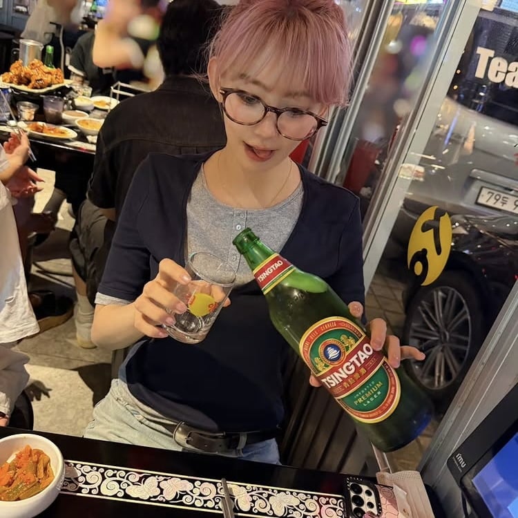 사쿠라, 맥주를 그렇게 마시는데 뼈말라…한손엔 양꼬치 들고 오물오물