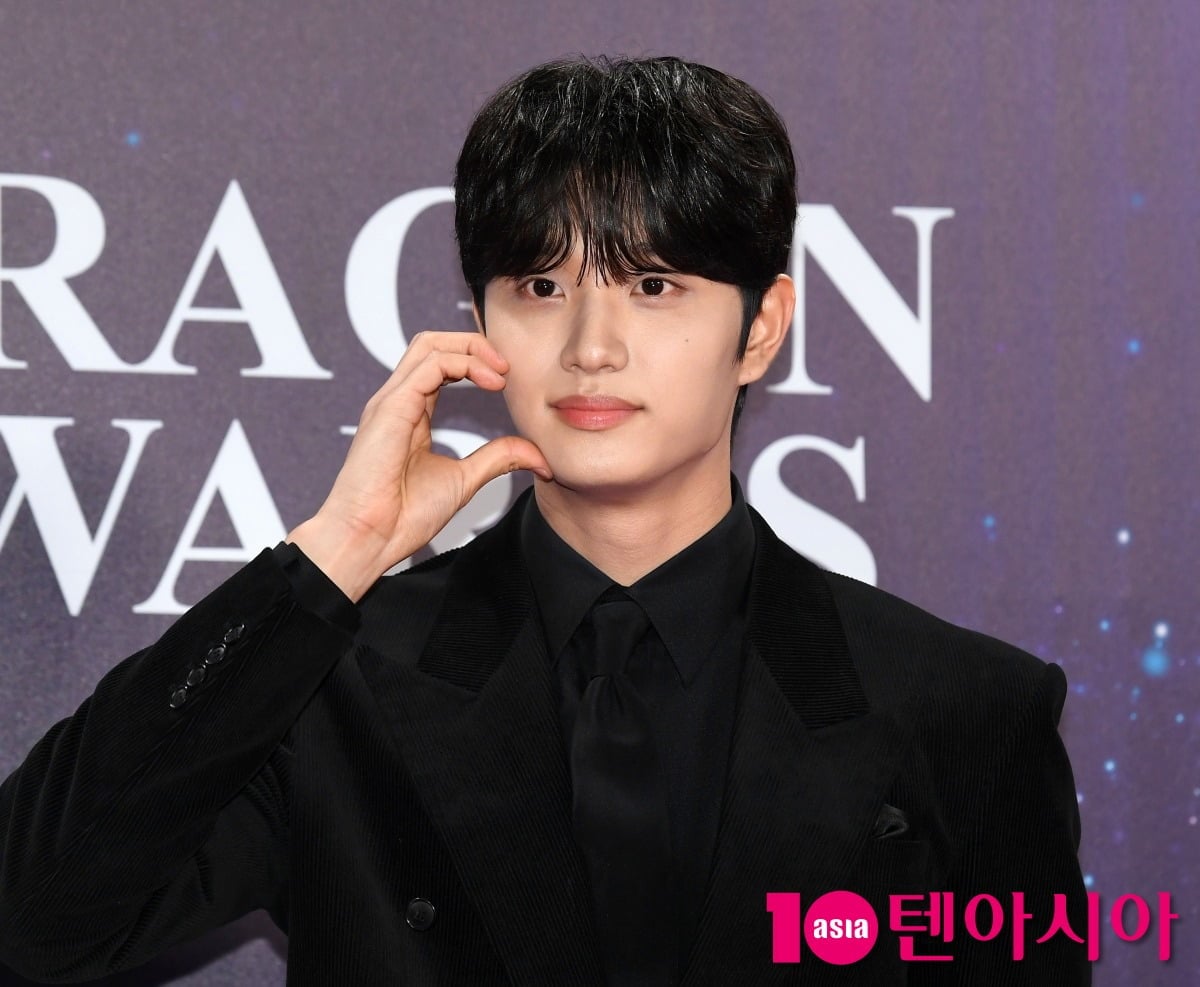 김재원이 포즈를 취하고 있다. / 사진=텐아시아DB