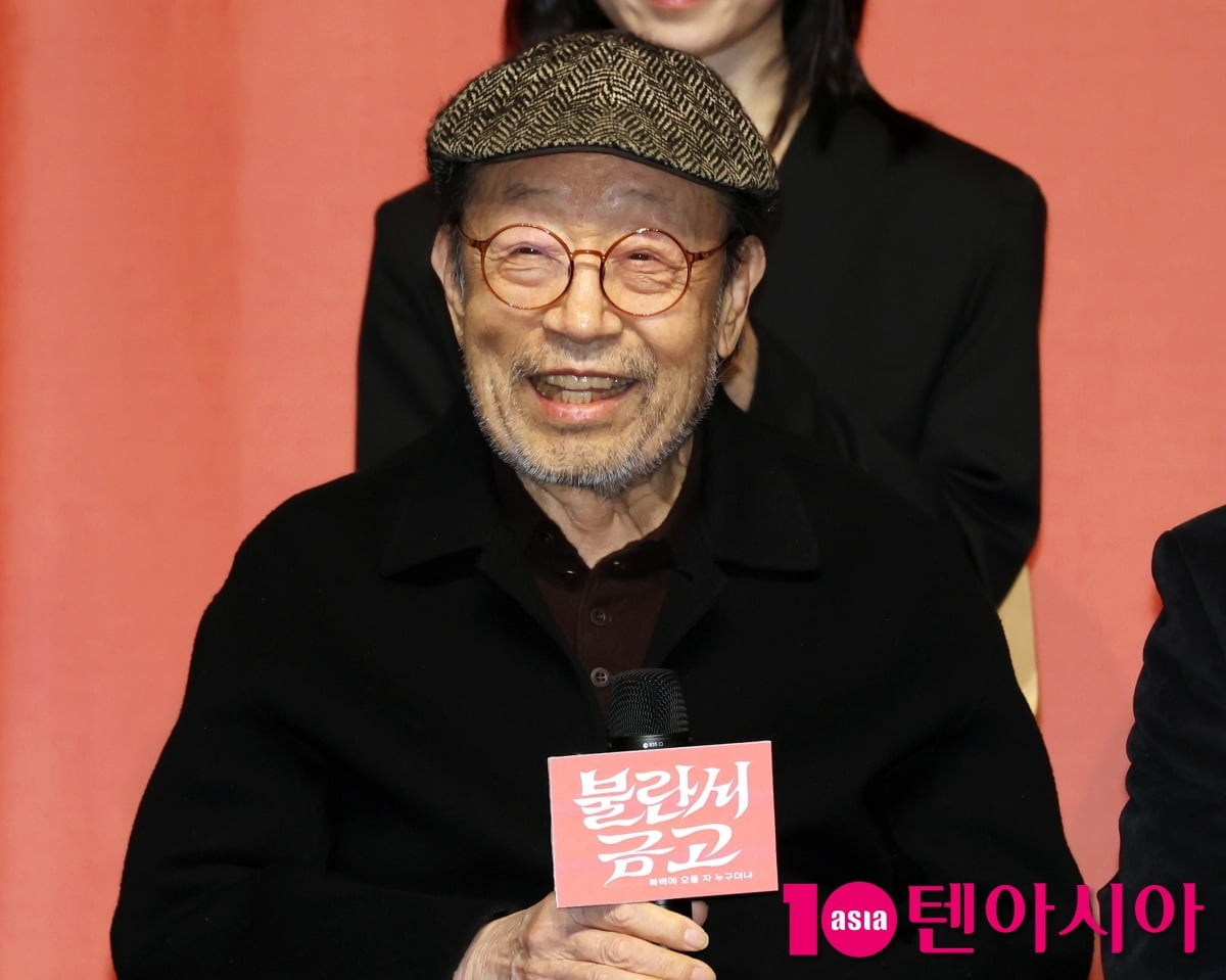 배우 신구가 취재진 앞에 섰다. / 사진=텐아시아DB