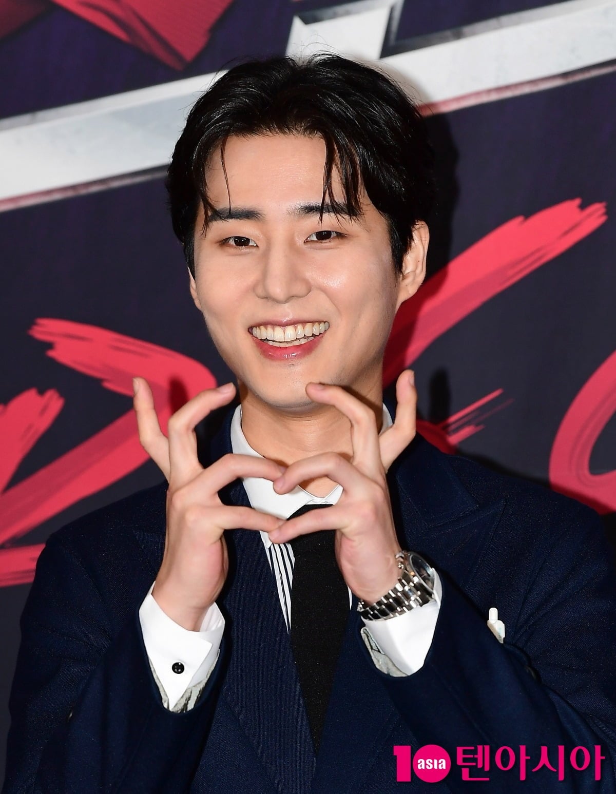 데이식스 영케이가 공식 석상에 참석해 포즈를 취하고 있다. / 사진=텐아시아DB