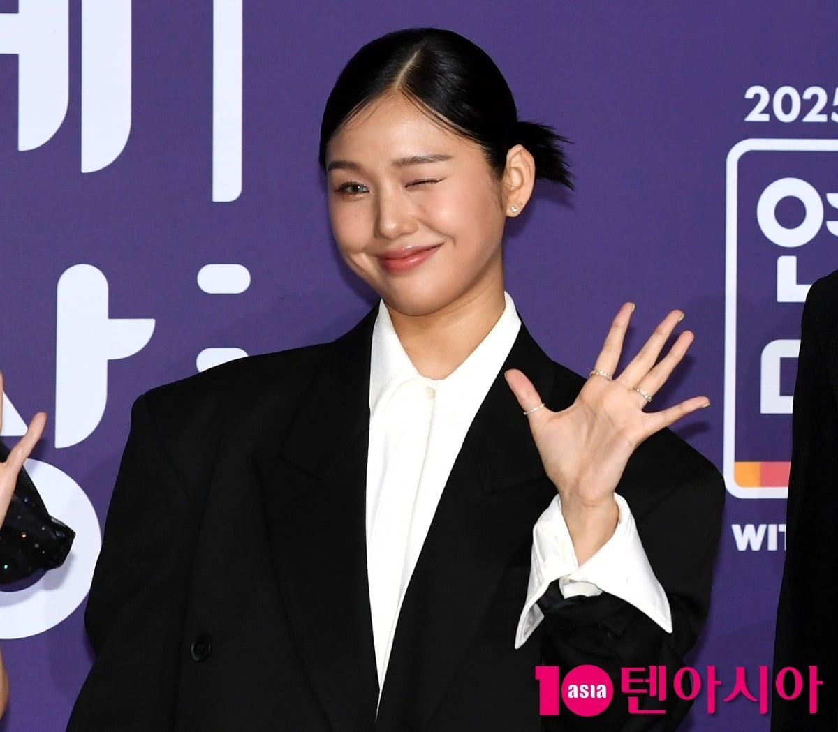미미가 포토월에서 포즈를 취하고 있다. / 사진=텐아시아DB