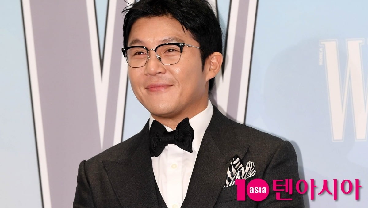 방송인 조세호가 포즈를 취하고 있다. / 사진=텐아시아DB