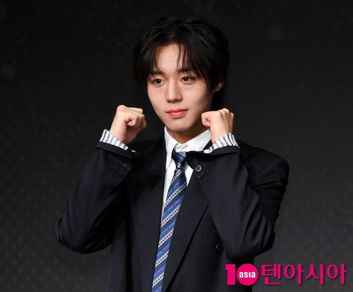 박지훈이 공식 행사에 참석해 포즈를 취하고 있다. / 사진=텐아시아DB