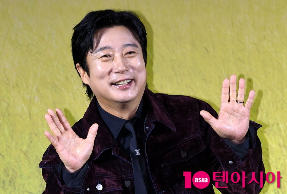 이수근이 취재진 앞에서 포즈를 취하고 있다. / 사진=텐아시아DB