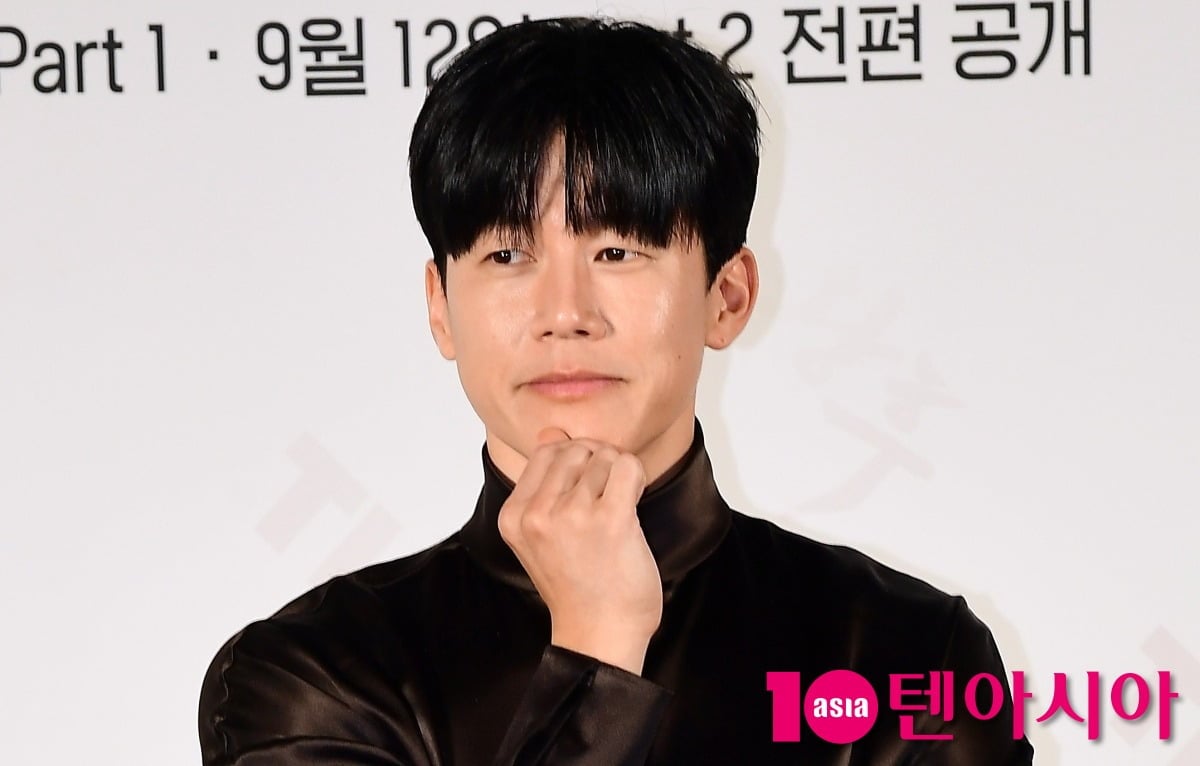 배우 김무열이 포즈를 취하고 있다. / 사진=텐아시아DB