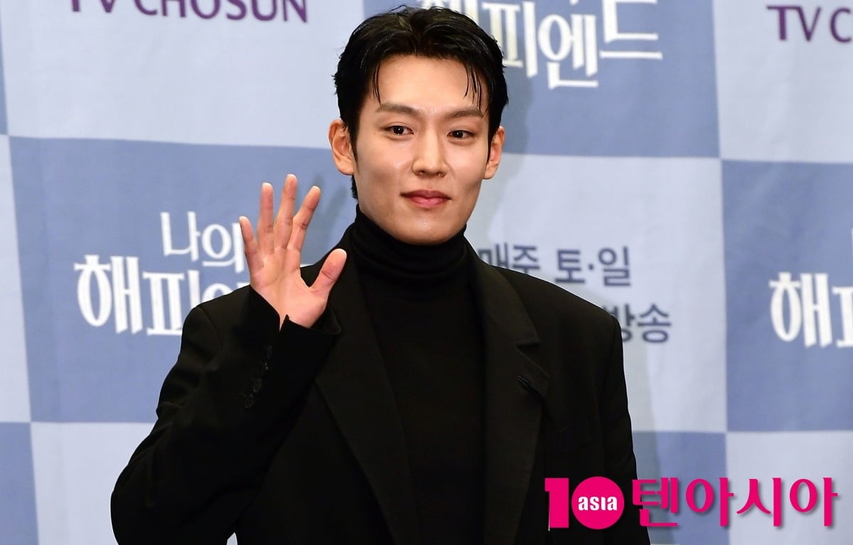 이기택이 취재진 앞에 섰다. / 사진=텐아시아DB