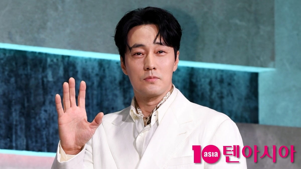 배우 소지섭이 취재진 앞에서 포즈를 취하고 있다. / 사진=텐아시아DB