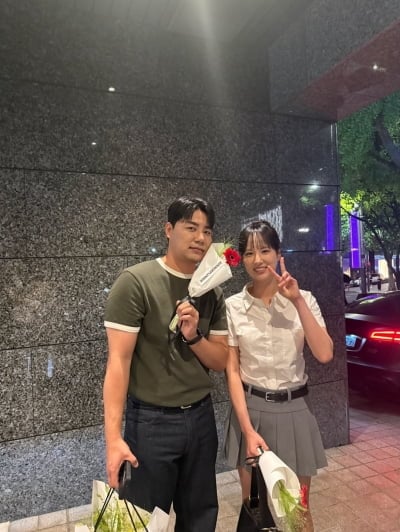 '나솔' 32기 정희, '연하남♥' 영호와 '럽스타' 공개했다…꽃다발 받고 행복한 미소
