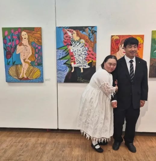 화가 겸 배우 서은혜(개명 전 정은혜)가 남편 조영남과의 다정한 일상을 공개하며 최근 불거진 이혼설을 다시 한번 일축했다./ 사진=SNS