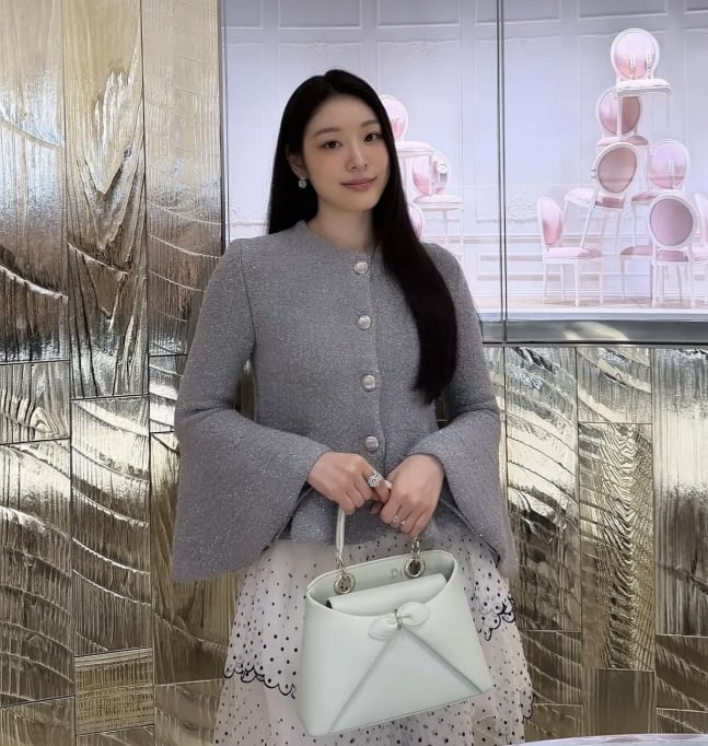 전 피겨스케이팅 국가대표 김연아가 명품 브랜드 행사에서 변함없는 우아한 비주얼을 자랑했다./ 사진=김연아 SNS