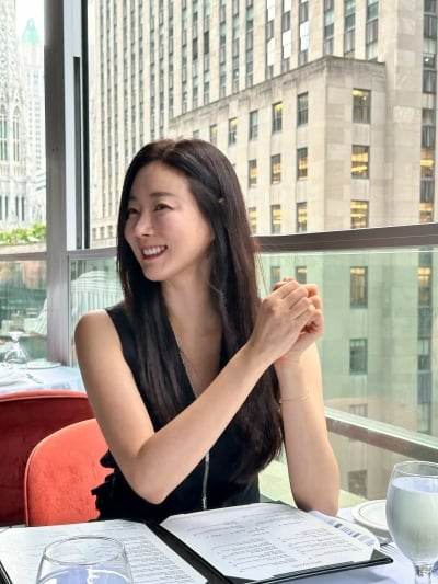 '48세 미혼' 김사랑, 20대도 울고 갈 동안 미모…뉴욕까지 홀리네