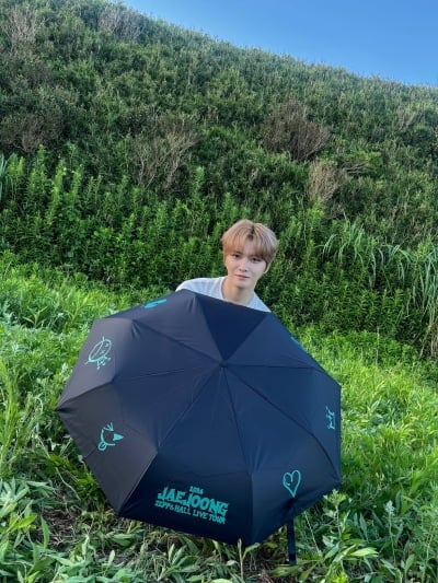 '40세' 김재중, '정자 동결' 시켰다더니 외모 더 어려져…우산도 못 숨긴 청량함