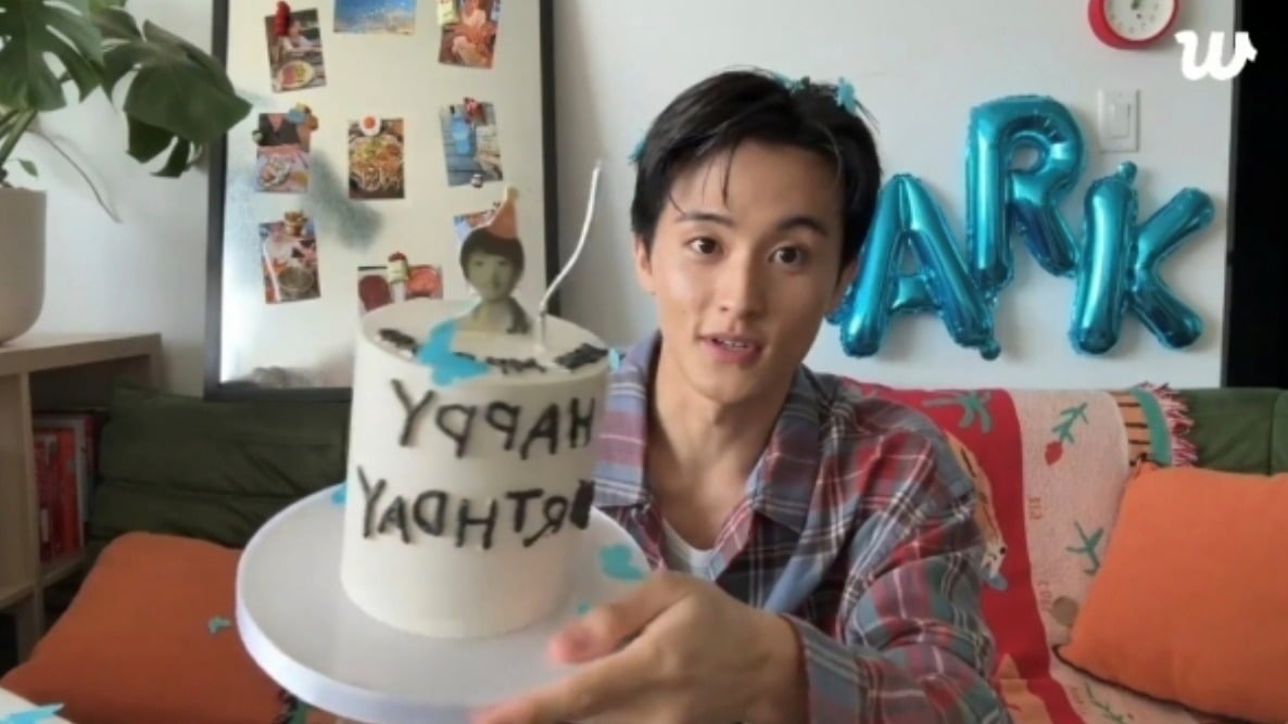 가수 마크가 생일 기념 라이브 방송을 진행하고 있다. / 사진=마크 위버스 캡처