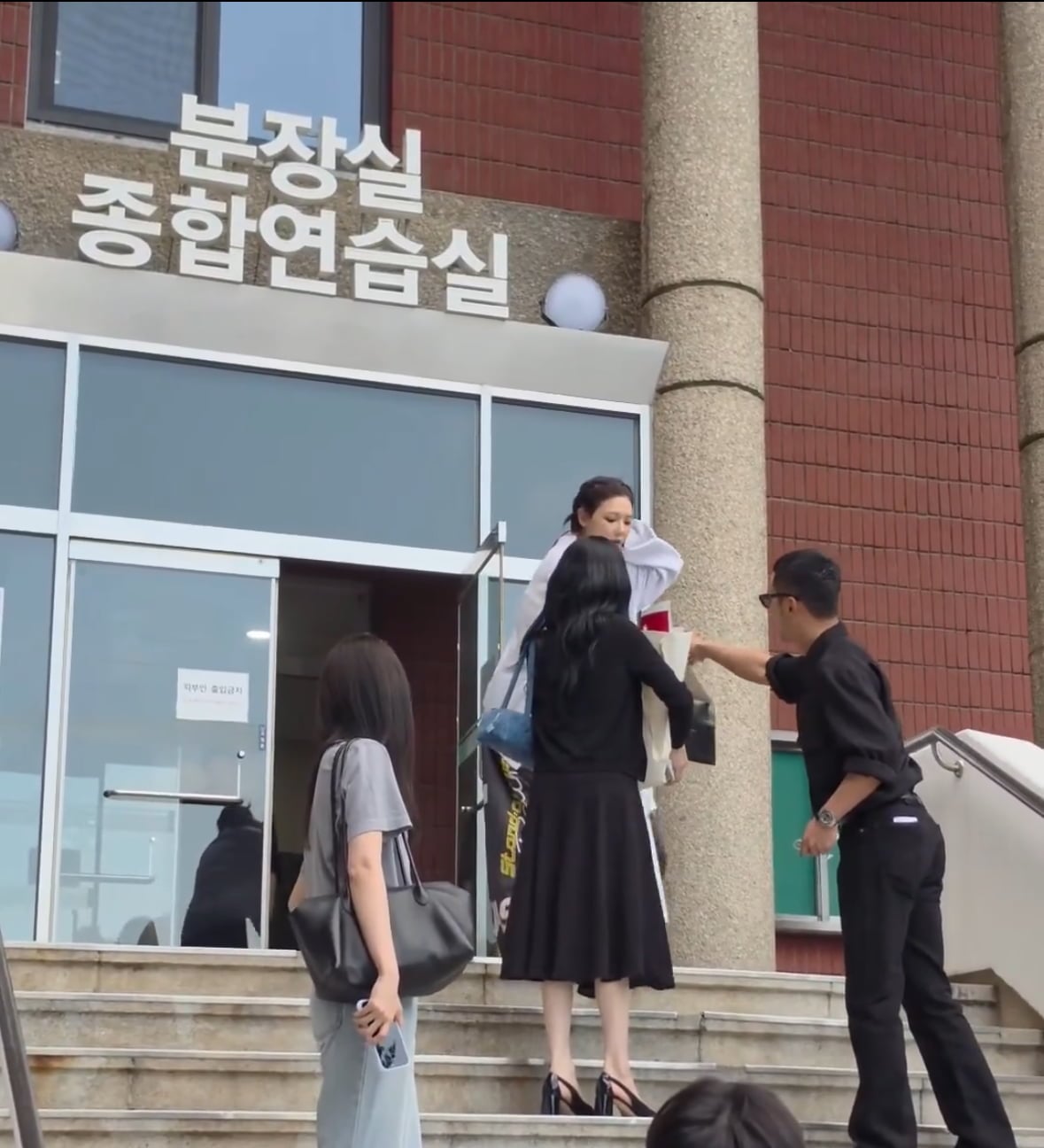 배우 변요한과 소녀시대 티파니 영 부부가 결혼 후 처음으로 함께 있는 모습이 포착됐다./ 사진=SNS