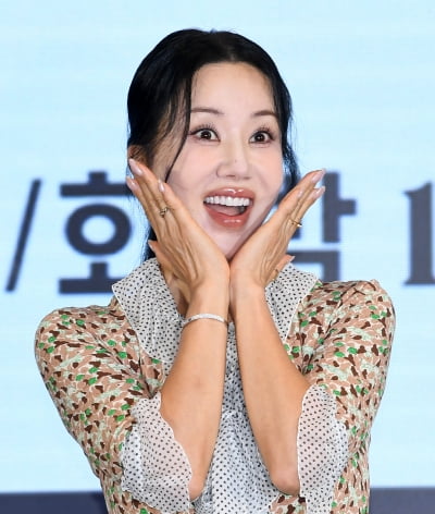 꽈배기 주는 엄정화, '폭염' 탓에 못 본다…"'오케이 마담2' 배우 참석은 취소, 꽈배기는 제공"
