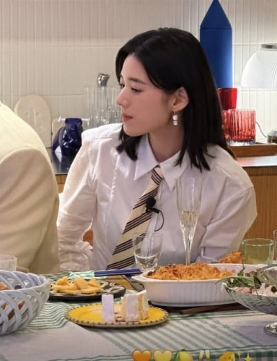 정은채, 금수저설 해명했지만…귀걸이 하나로 고급진 분위기에 찰떡