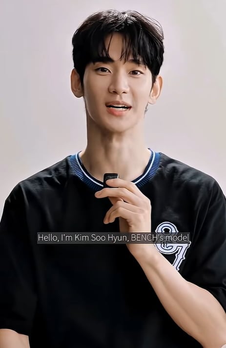 배우 김수현이 약 1년 4개월 만에 공식 석상 대신 광고 캠페인을 통해 팬들에게 복귀 인사를 전했다/ 사진=SNS