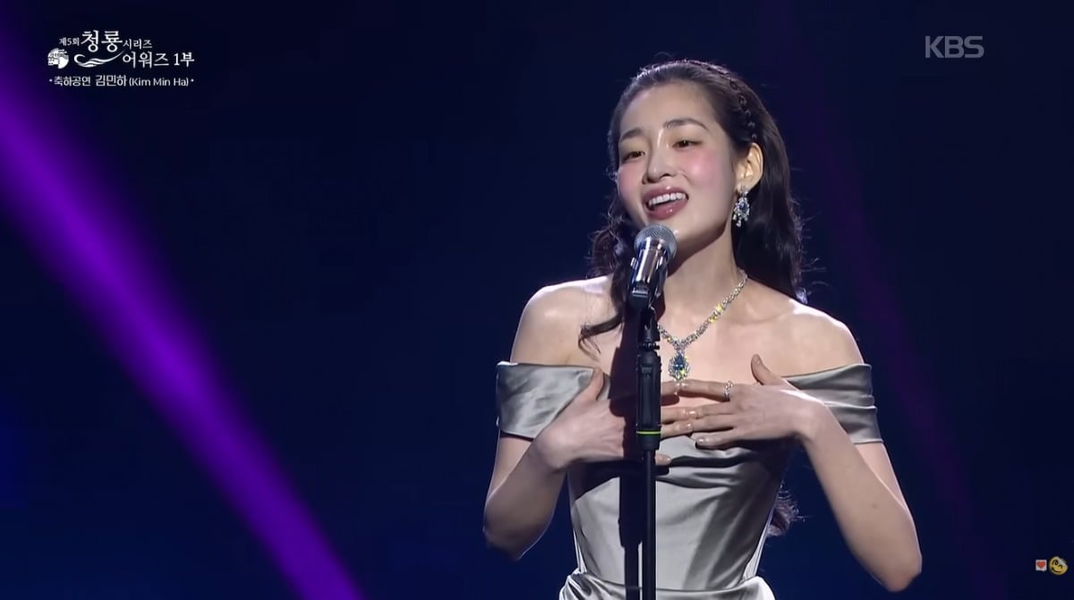 김민하가 청룡시리즈어워즈에서 오프닝 공연을 펼쳤다. / 사진=청룡시리즈어워즈 중계 영상 캡처
