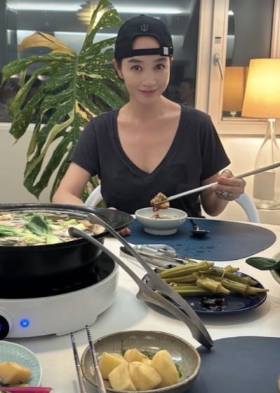 김혜수, 55세 맞아? 볼캡 거꾸로 썼을 뿐인데…현실감 없는 소두
