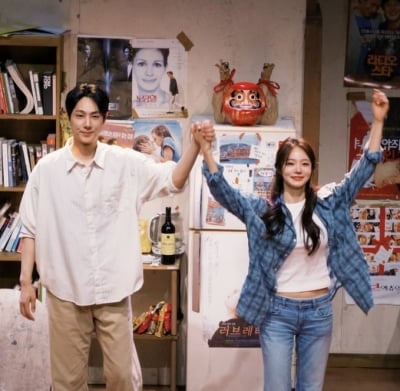 '10월 신부' 유하진, 결혼은 강균성이랑 하는데…손은 다른 남자 잡았네