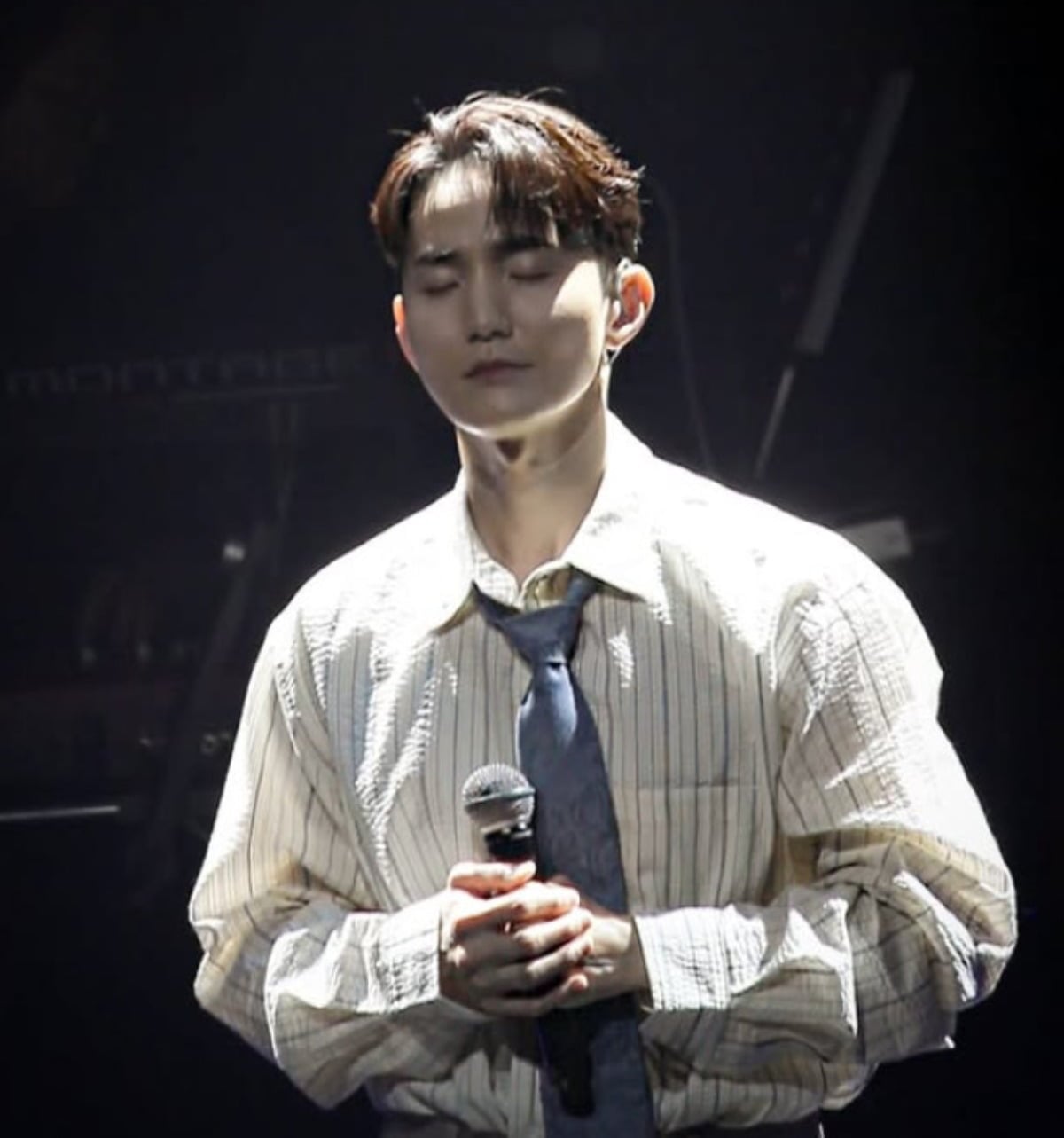 그룹 노을 멤버 나성호가 무대 위에서 감정 이입을 하고 있다. / 사진=나성호 SNS