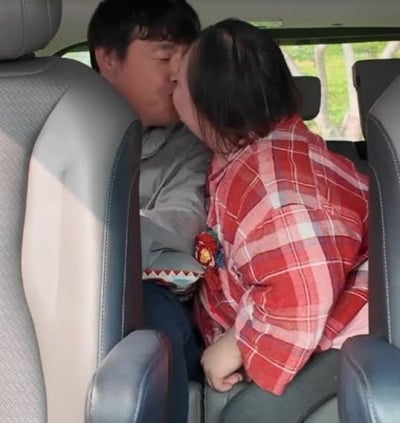 '발달장애 부부' 서은혜♥조영남, 가짜 이혼설에 볼뽀뽀로 답했다