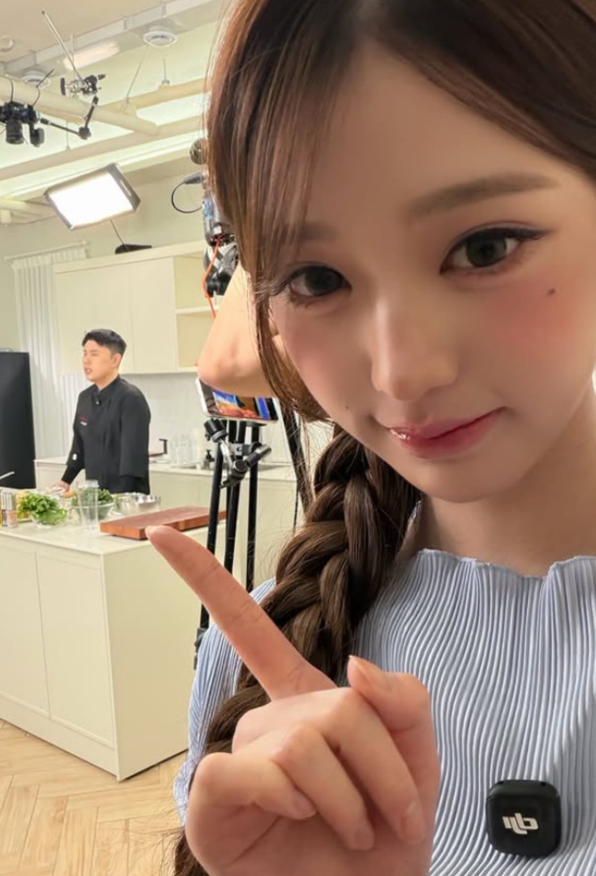그룹 아이브 멤버 장원영이 셰프 나폴리 맛피아와 촬영을 진행하고 있다. / 사진=장원영 SNS