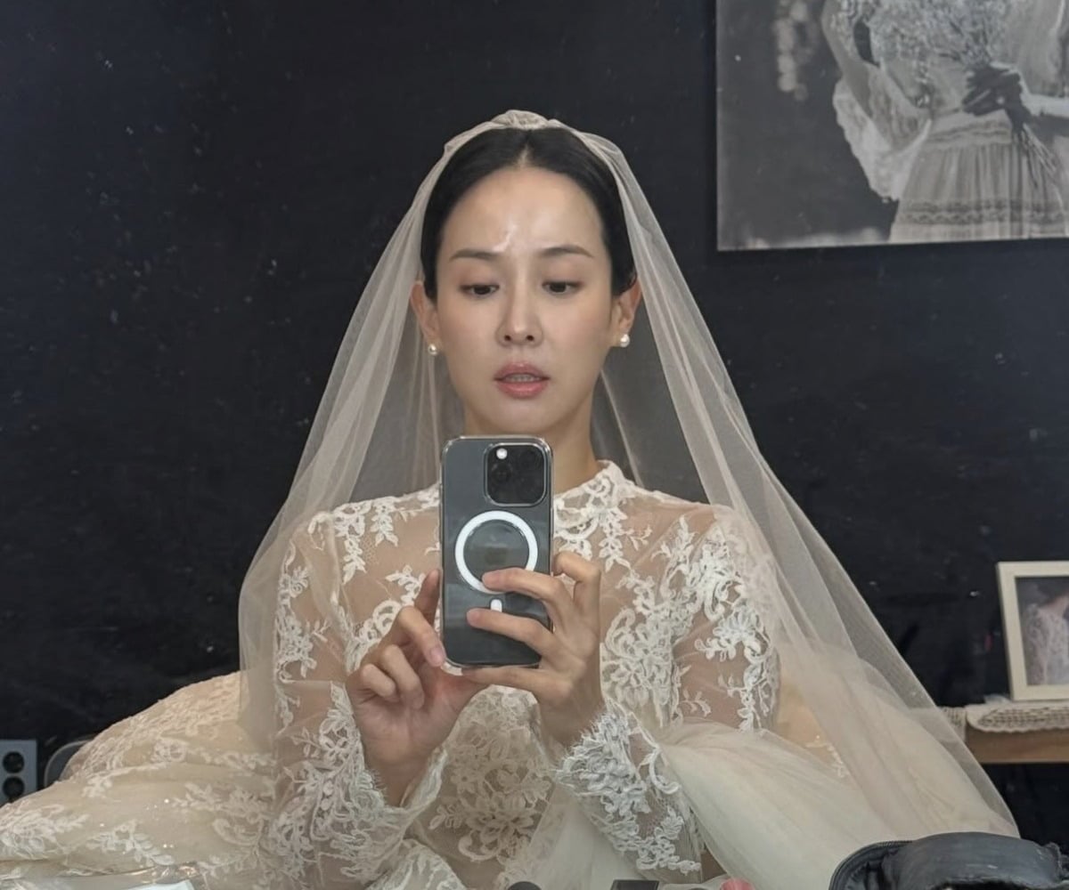 배우 조여정이 우아한 웨딩 드레스 자태를 보여줬다. / 사진=조여정 SNS