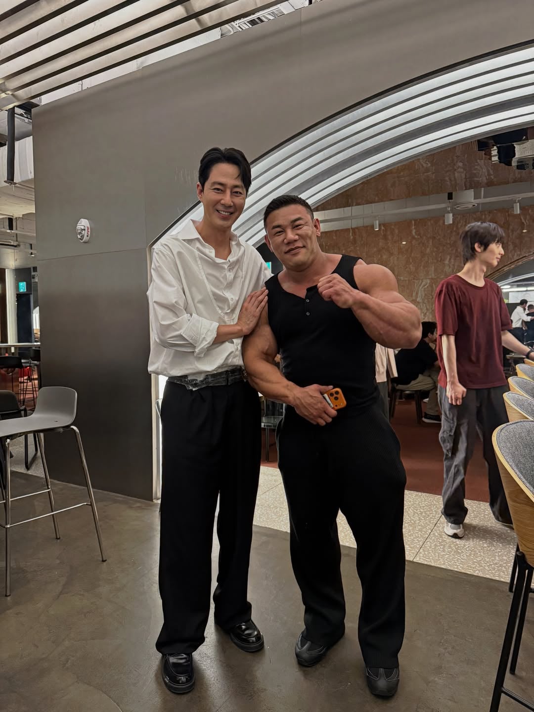 배우 황정민이 사생활 의혹을 둘러싼 공방이 이어지는 가운데 환한 미소를 짓고 있는 근황이 공개됐다. / 사진=김강민 SNS