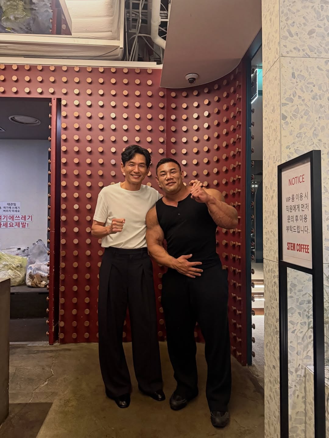 배우 황정민이 사생활 의혹을 둘러싼 공방이 이어지는 가운데 환한 미소를 짓고 있는 근황이 공개됐다. / 사진=김강민 SNS