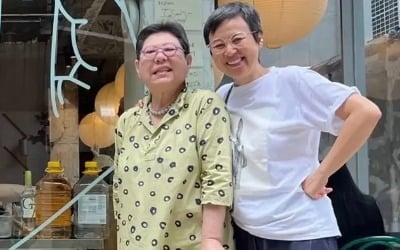 '73세' 양희은, 지팡이 짚은 채 환한 미소…"갑자기 다리가 아파서"