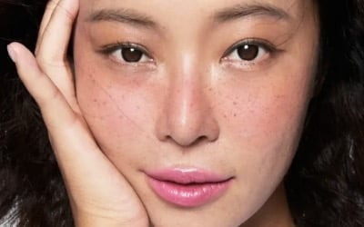 '그녀는 예뻤다' 황정음, 11년 전 비주얼 그대로…파격 '홍두깨 립+주근깨' 완벽 소화