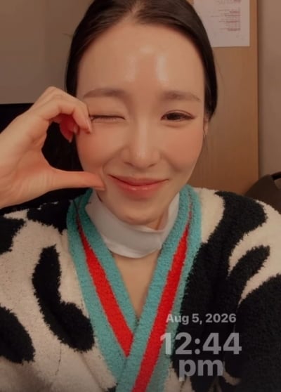 티파니 영, 결혼 후에도 잊지 않았다 "해피 19주년"…깐달걀 피부는 덤