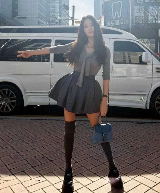 배우 김혜수가 여성스러운 패션 스타일을 소화하고 있다. / 사진=김혜수 SNS