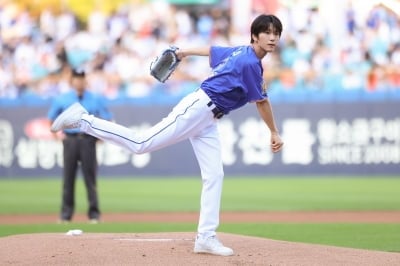NCT 재희, 고향 대구서 던진 첫 공…삼성 라이온즈 시구