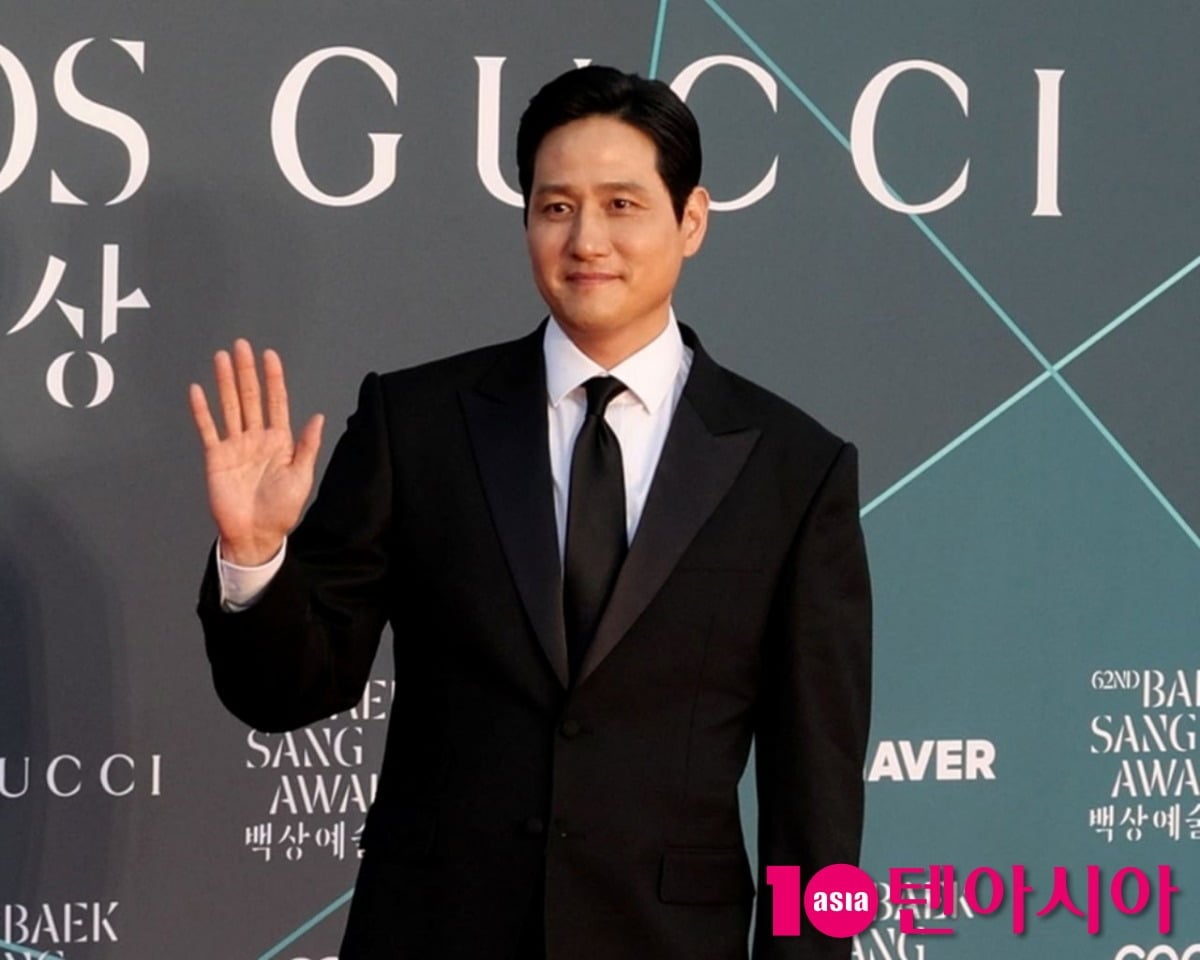 박해준이 공식 행사에 참석해 포즈를 취하고 있다./사진=텐아시아DB