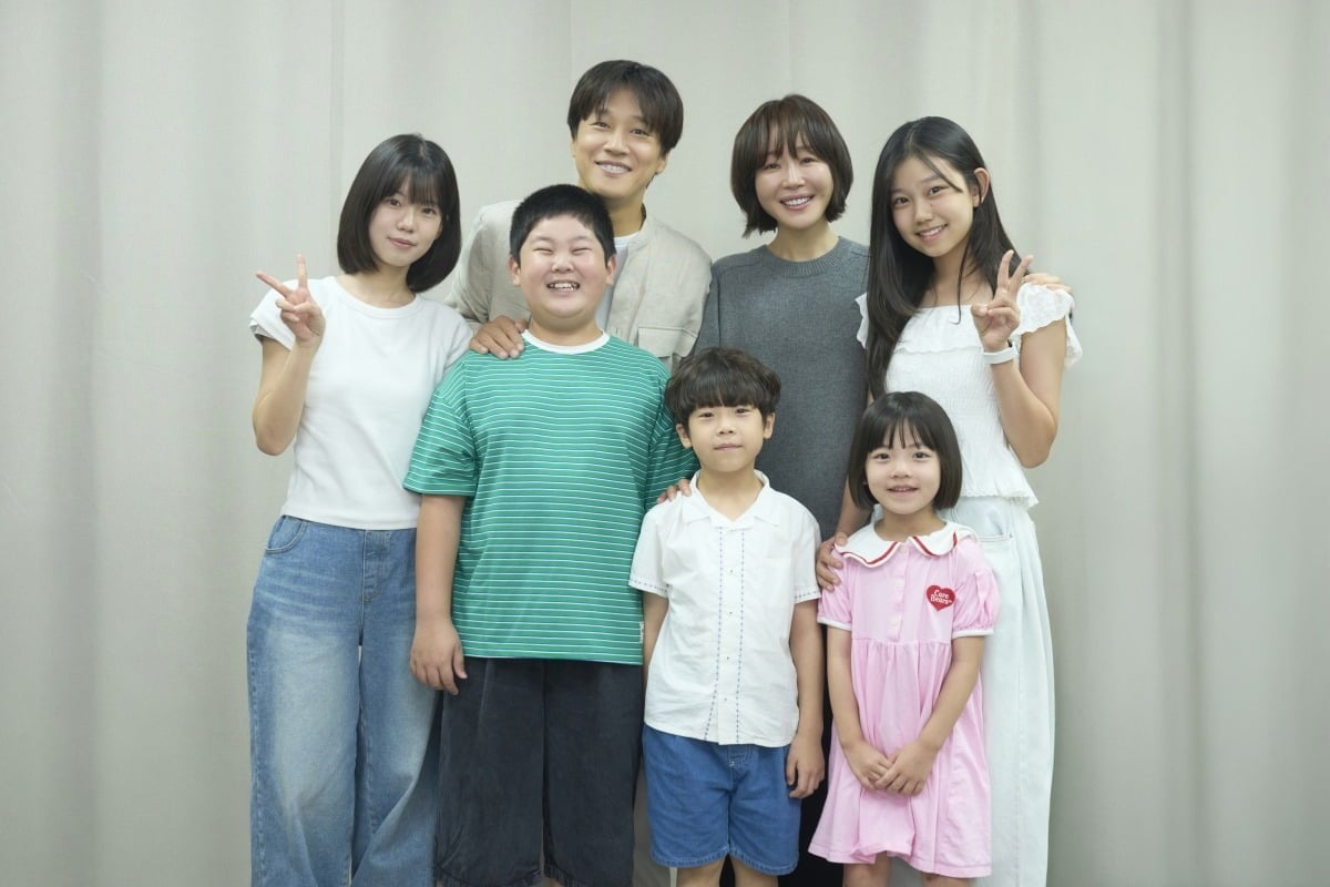 '복직경찰'은 여행을 떠난 아내 대신 다섯 남매를 돌보게 된 형사가 범죄 조직 소탕 작전에 휘말리며 벌어지는 가족 액션 코미디다. / 사진제공=넷플릭스