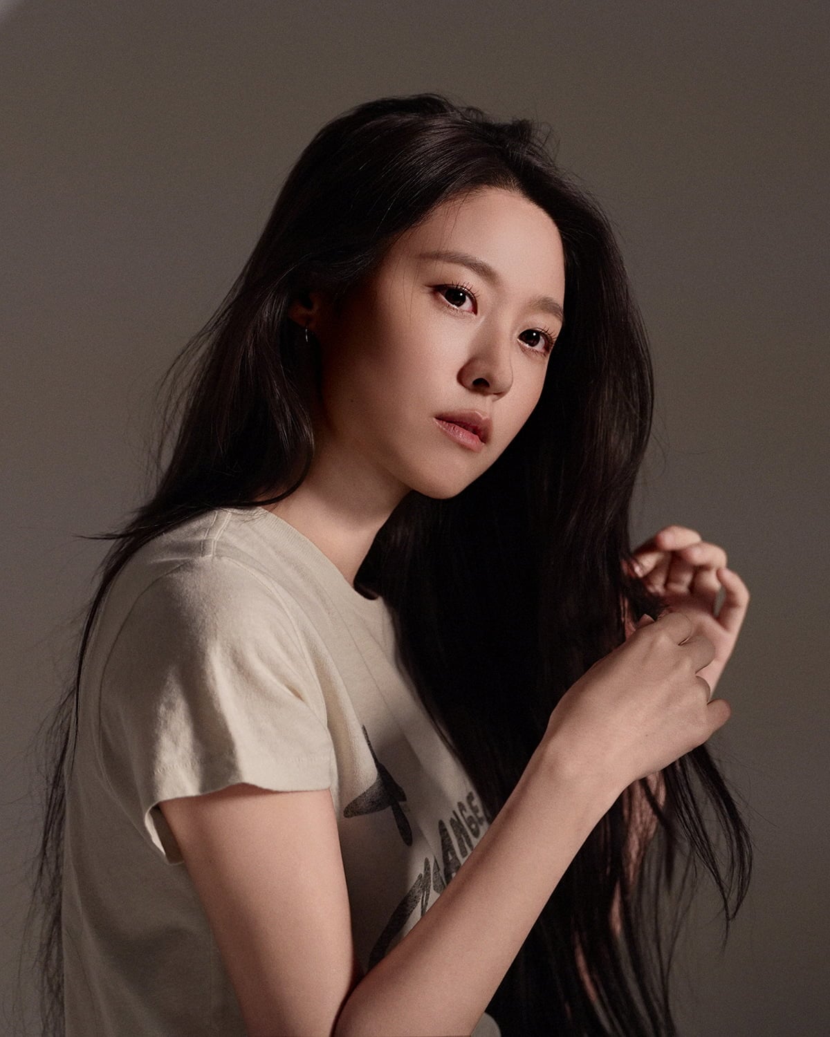 배우 김설현이 화보 비하인드 컷을 공개했다. / 사진 제공 = 더프레젠트컴퍼니