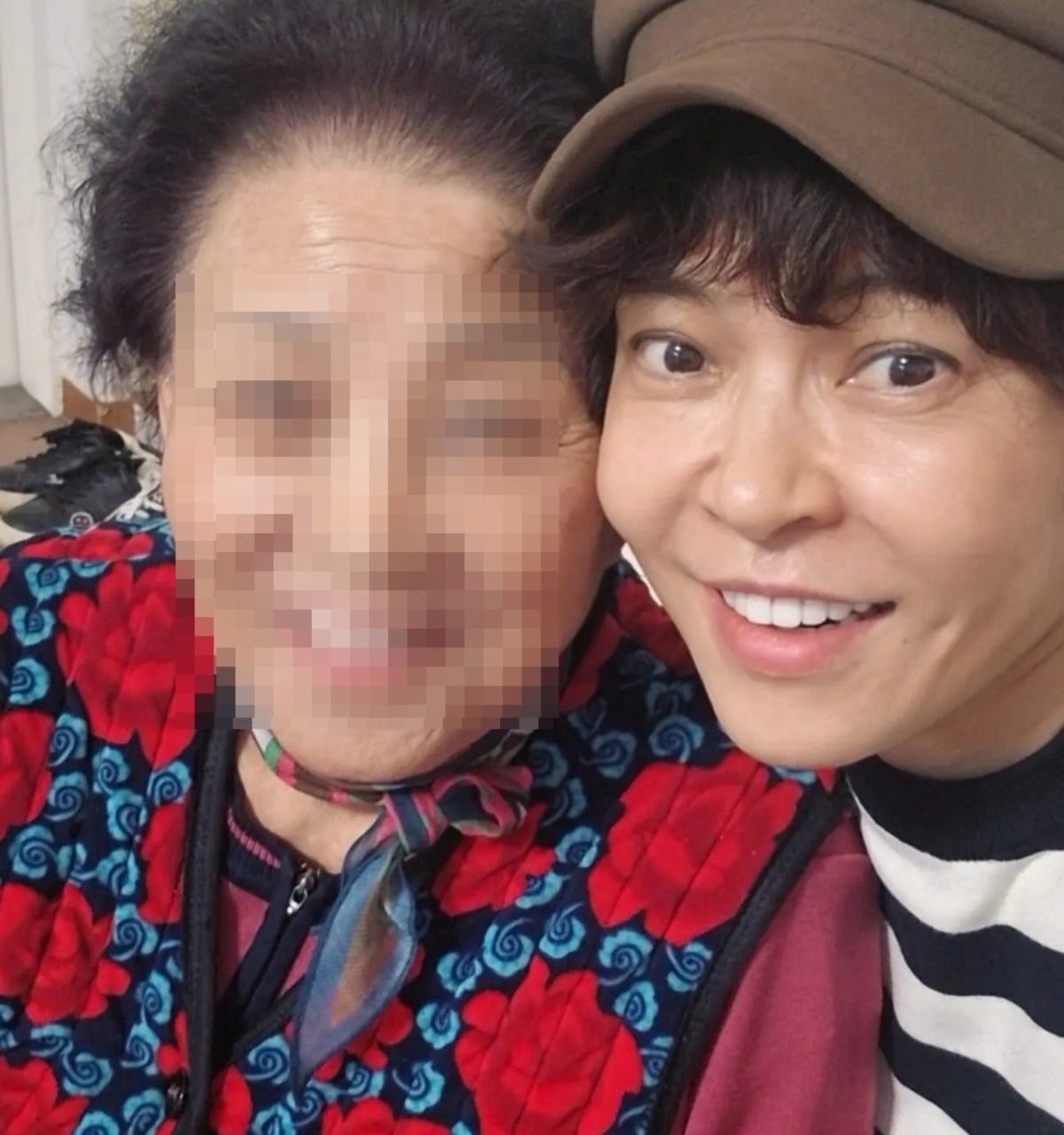 방송인 조혜련이 모친과 환한 미소를 짓고 있다. / 사진=조혜련 SNS