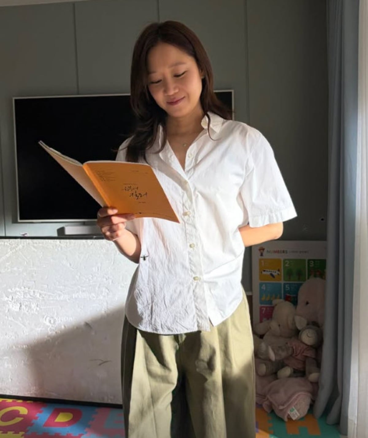 배우 공효진이 대본을 보며 미소를 짓고 있다. / 사진=공효진 SNS