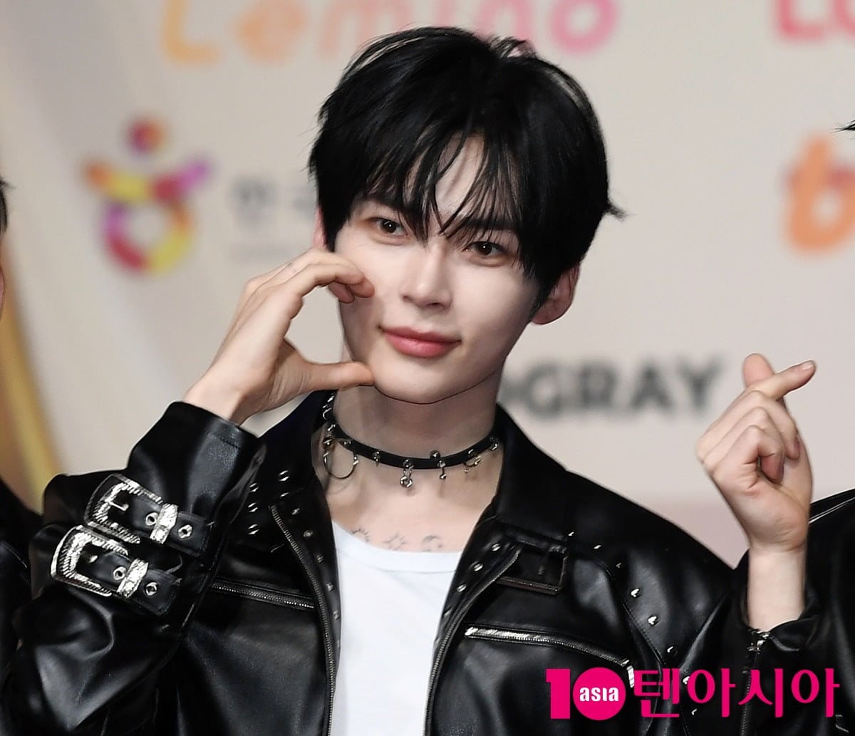 제로베이스원 리더 성한빈이 공식 행사에 참석해 포즈를 취하고 있다./사진=텐아시아DB