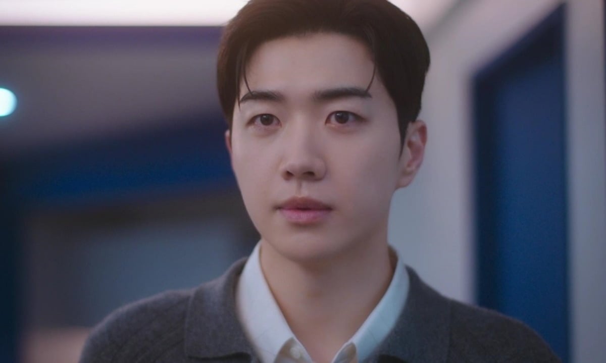 '최애의 사원'이 본격적인 삼각관계를 형성하고 있다. / 사진제공=tvN