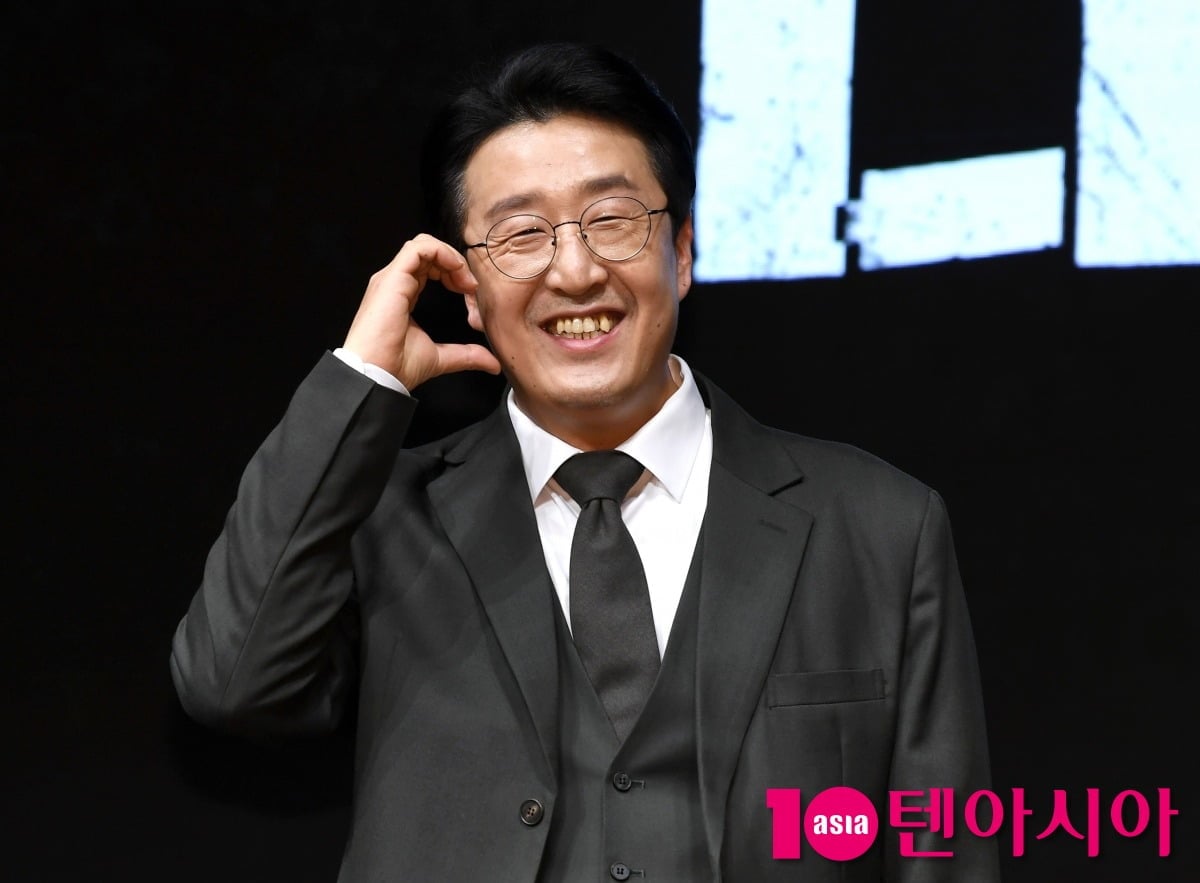 배우 현봉식이 공식 행사에 참석해 포즈를 취하고 있다./사진=텐아시아DB