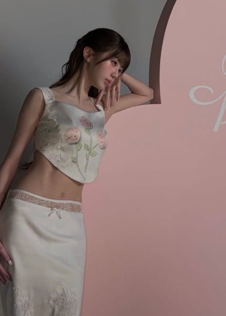 그룹 아이브 멤버 장원영이 광고 촬영장에서 포즈를 취하고 있다. / 사진=장원영 SNS