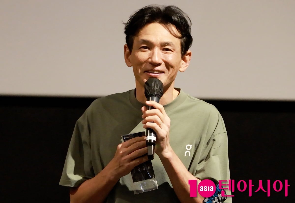 배우 황정민과 스토킹 피의자 A씨의 주장이 엇갈리고 있는 가운데, 자신을 황정민의 20년 가까운 팬이라고 소개한 한 누리꾼의 장문 글이 온라인에서 관심을 모으고 있다./ 사진=텐아시아 DB
